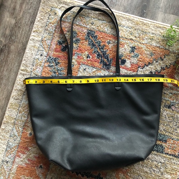 ✨2 for 35✨Faux Leather Tote - Picture 2 of 4